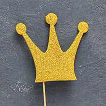 Корона на палочке для фотосессии (золотой с блестками)